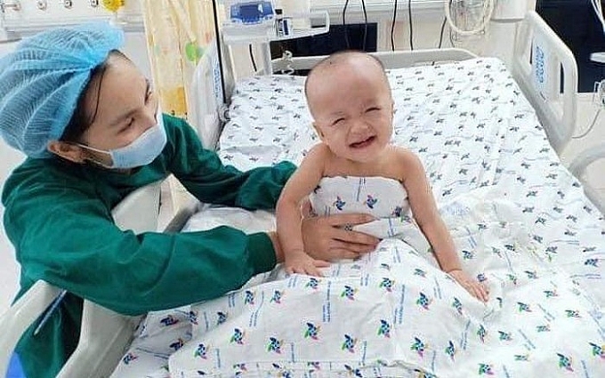 Trúc Nhi - Diệu Nhi cười tít mắt, biết làm nũng sau hơn 3 tuần phẫu thuật 4510 d3b7010e9b4d72132b5c